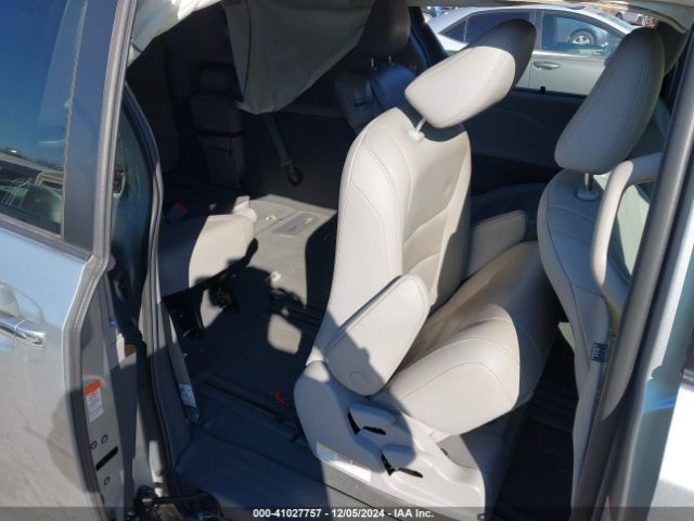 5TDYZ3DC9KS016986 Toyota Sienna Xle 8 Passenger