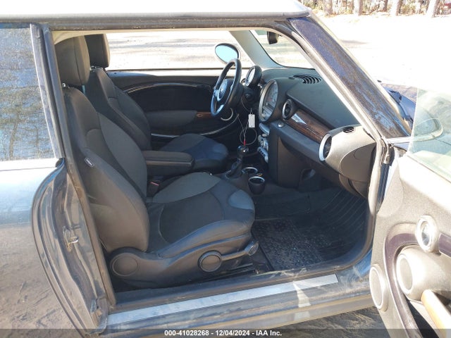 2010 MINI COOPER CLUBMAN WMWML3C53ATX38163 Photo 4
