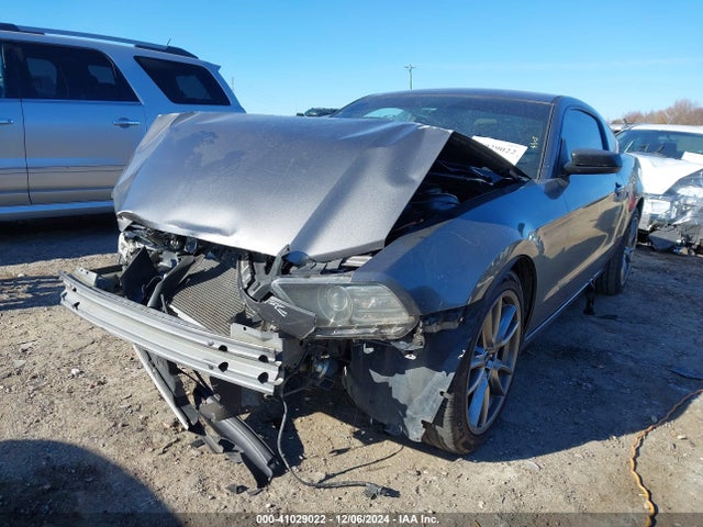 Ford Mustang V6 2014 1ZVBP8AM4E5318845 Image 2