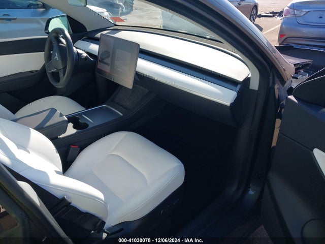 2021 TESLA MODEL Y 5YJYGAEE1MF157441 Photo 4