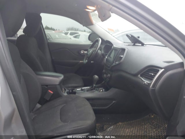 1C4PJLCB7KD298021 Jeep Cherokee Latitude