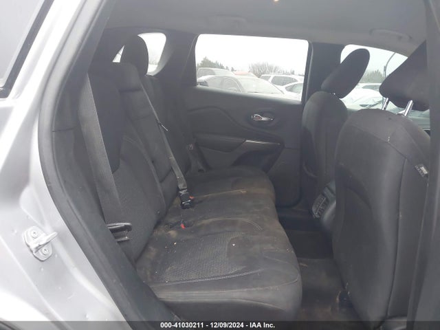 1C4PJLCB7KD298021 Jeep Cherokee Latitude