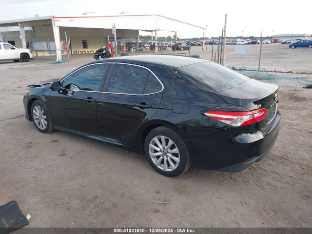 Toyota CAMRY LE 2018 4T1B11HK0JU074011 Image 3