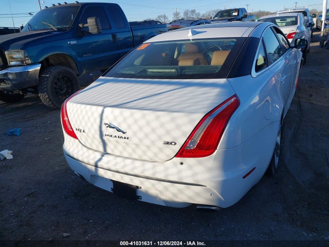 Jaguar XJ 2015 SAJWA2GZ7F8V81158 Image 16