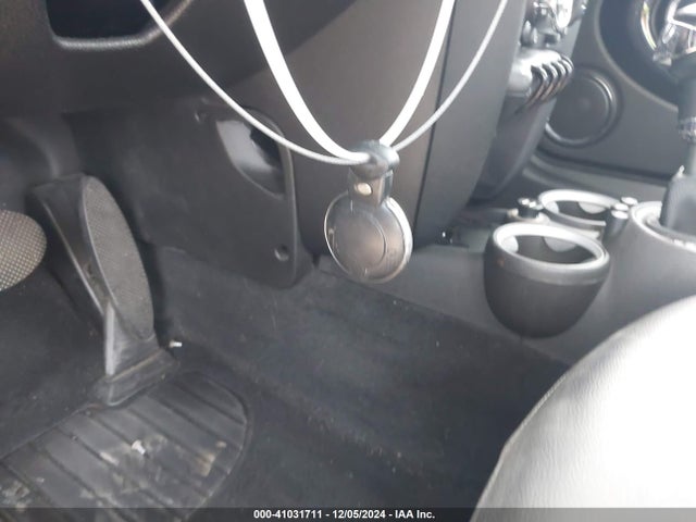2011 MINI COOPER WMWSU3C55BT096938 Photo 10