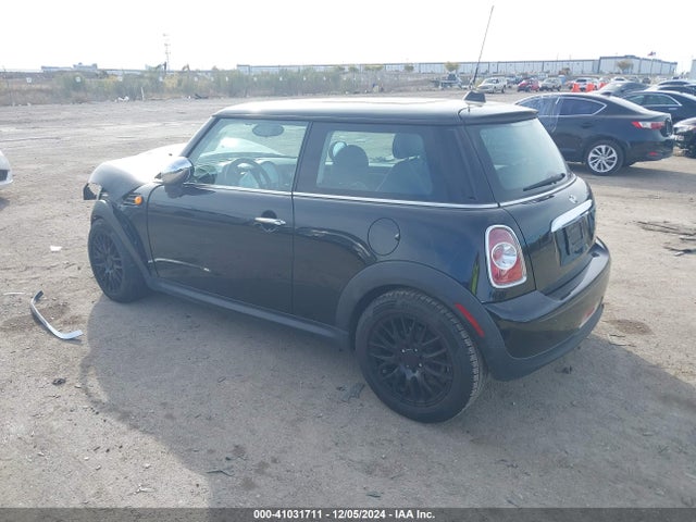 2011 MINI COOPER WMWSU3C55BT096938 Photo 2