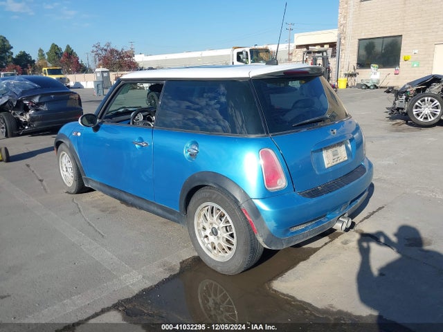 2005 MINI COOPER S WMWRE33565TL15647 Photo 2
