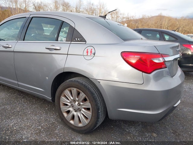 1C3CCBAB0EN124865 Chrysler 200 LX