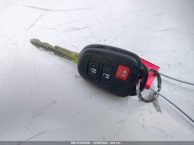 Toyota RAV4 LE 2017 JTMBFREV4HJ711996 Image 11