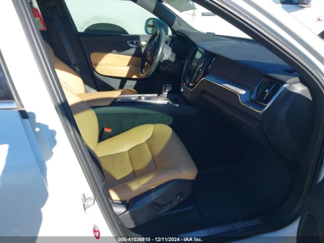 2018 VOLVO XC60 LYV102RK6JB106557 Photo 4