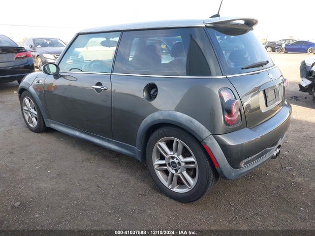2006 MINI COOPER S WMWRE33516TJ35686 Photo 2