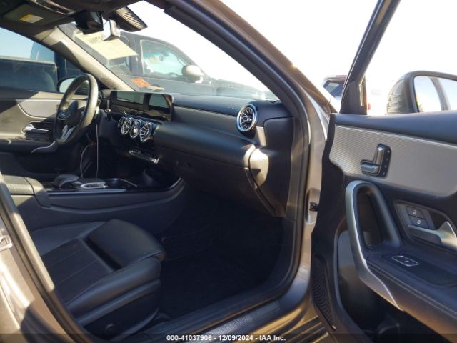 WDD3G4EB0KW027716 Mercedes-Benz A 220