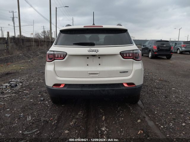 3C4NJCBB7JT322318 Jeep Compass Latitude Fwd