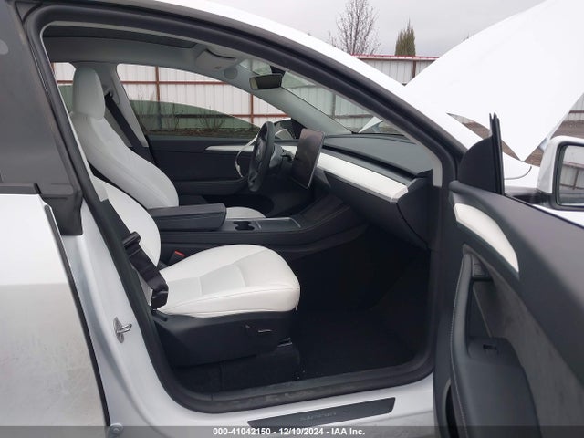 2024 TESLA MODEL Y 7SAYGDEE9RF072391 Photo 4