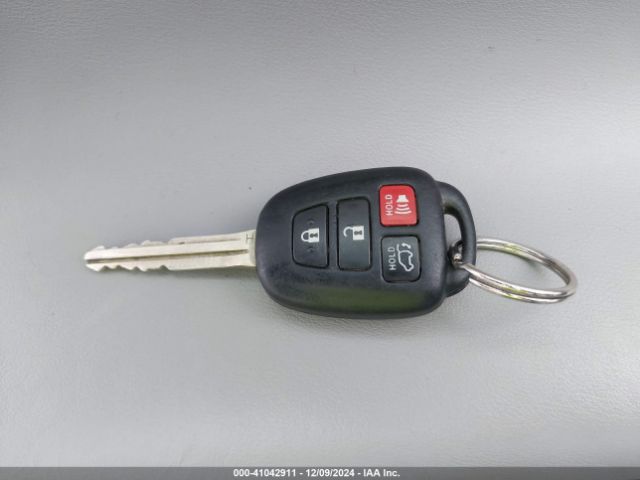 2T3RFREVXHW612650 Toyota Rav4 Xle