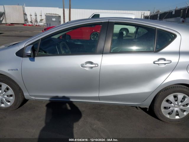 JTDKDTB33E1574227 Toyota Prius C One