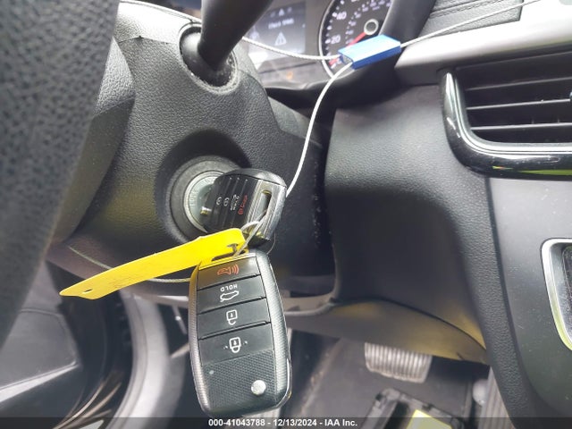 41043788 :رقم المزاد ، 5XXGT4L33HG123806 vin ، 2017 Kia Optima Lx مزاد بيع