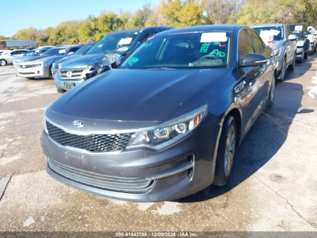 41043788 :رقم المزاد ، 5XXGT4L33HG123806 vin ، 2017 Kia Optima Lx مزاد بيع