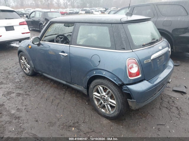 2011 MINI COOPER WMWSU3C54BT096879 Photo 2