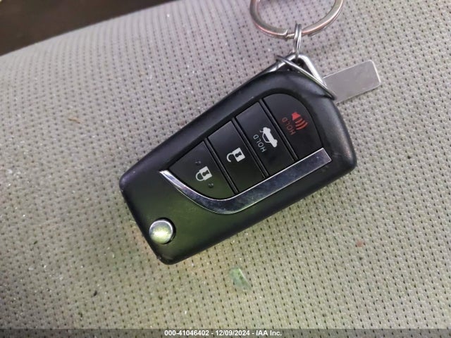 5YFEPMAE9NP305562 Toyota COROLLA LE