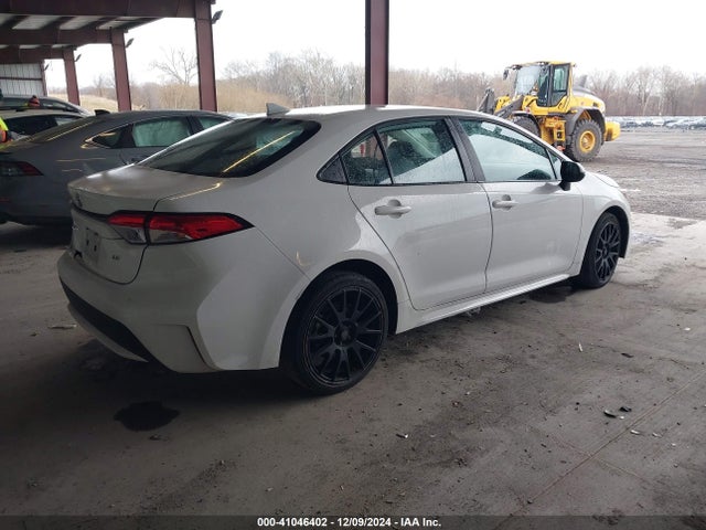 5YFEPMAE9NP305562 Toyota COROLLA LE