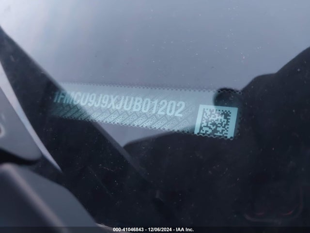 1FMCU9J9XJUB01202 Ford Escape Titanium