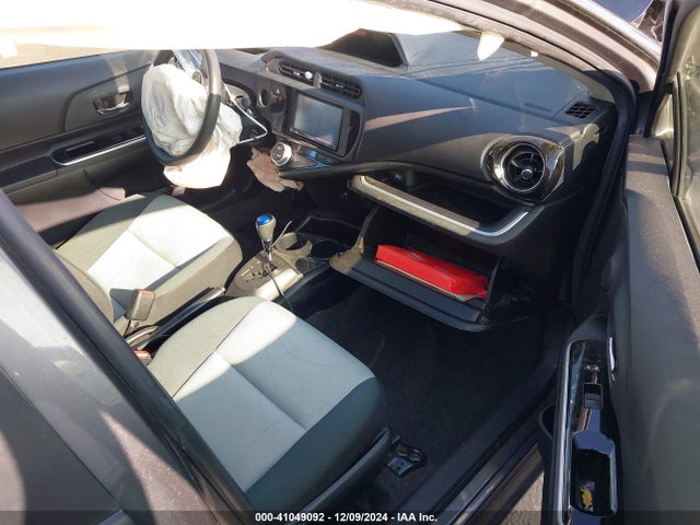 JTDKDTB31F1113934 Toyota Prius C Two
