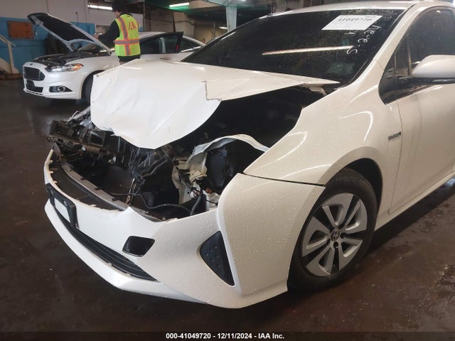 Toyota Prius Two Eco 2016 JTDKARFUXG3003923 Image 17