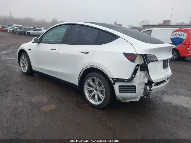 2021 TESLA MODEL Y 5YJYGDEE8MF300242 Photo 2