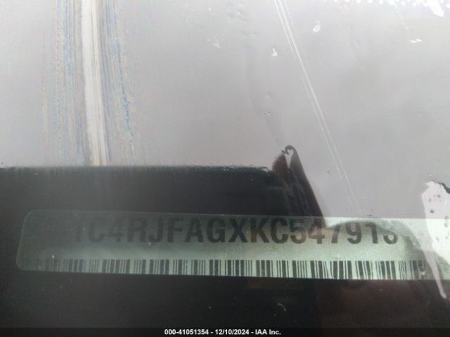 1C4RJFAGXKC547913 Jeep Grand Cherokee Laredo E 4x4