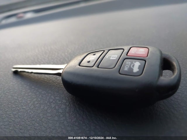 Toyota COROLLA LE 2018 5YFBURHE6JP795046 Image 11