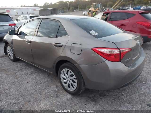 Toyota COROLLA LE 2018 5YFBURHE6JP795046 Image 3