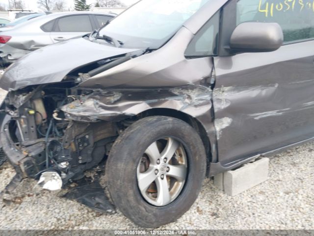 5TDKZ3DC6HS844685 Toyota Sienna Le 8 Passenger
