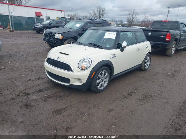 2008 MINI COOPER S WMWMF73548TV34920 Photo 1