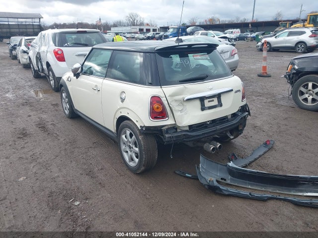 2008 MINI COOPER S WMWMF73548TV34920 Photo 2