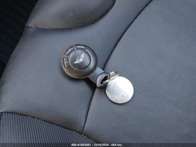 2011 MINI COOPER WMWZP3C59BTX82647 Photo 10