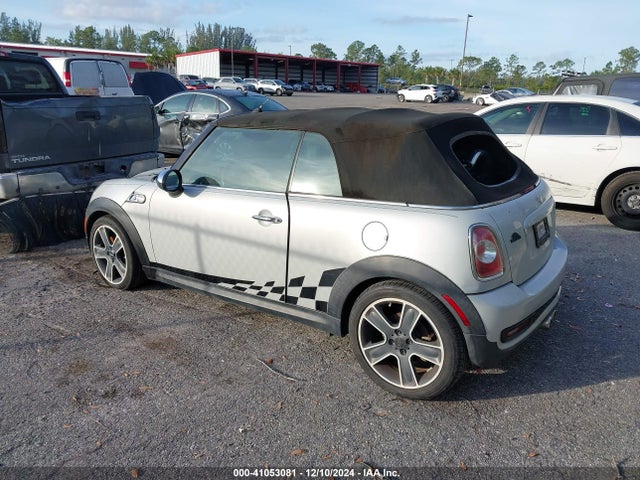 2011 MINI COOPER WMWZP3C59BTX82647 Photo 2