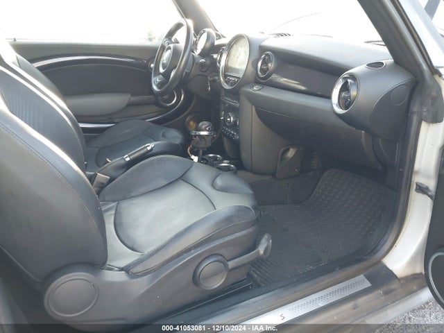 2011 MINI COOPER WMWZP3C59BTX82647 Photo 4