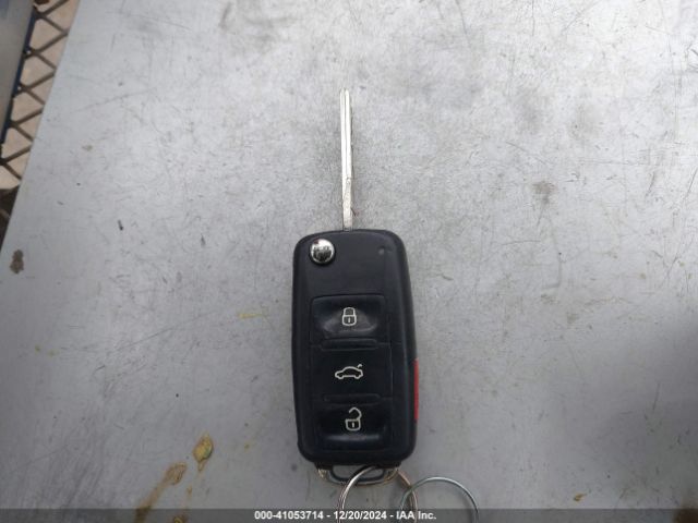WVGAV7AX2FW552806 Volkswagen TIGUAN S