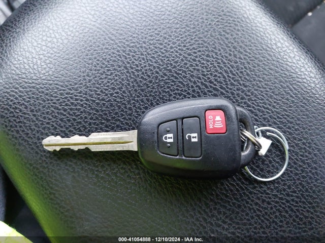 Toyota RAV4 LE 2016 2T3BFREV8GW492928 Image 11