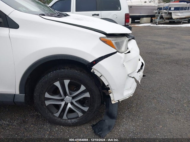 2T3BFREV8GW492928 Toyota RAV4 LE