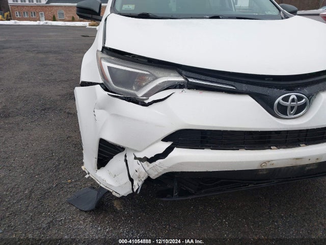 2T3BFREV8GW492928 Toyota RAV4 LE