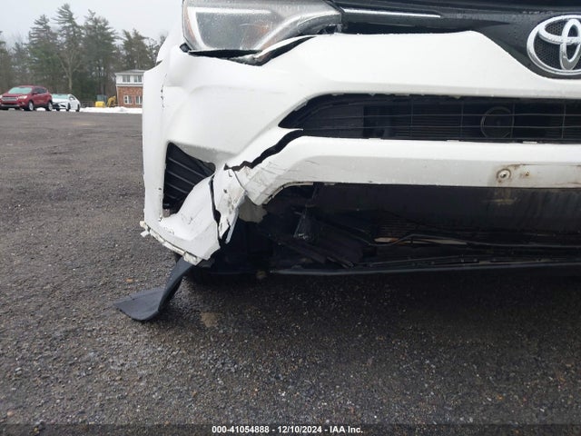 2T3BFREV8GW492928 Toyota RAV4 LE