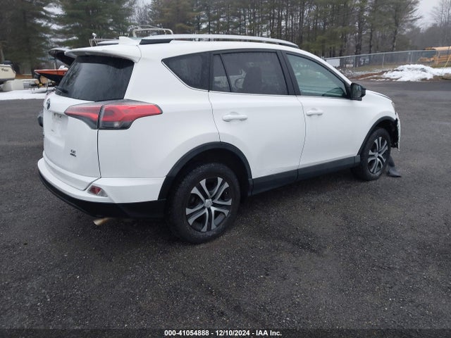 2T3BFREV8GW492928 Toyota RAV4 LE