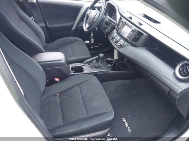 2T3BFREV8GW492928 Toyota RAV4 LE