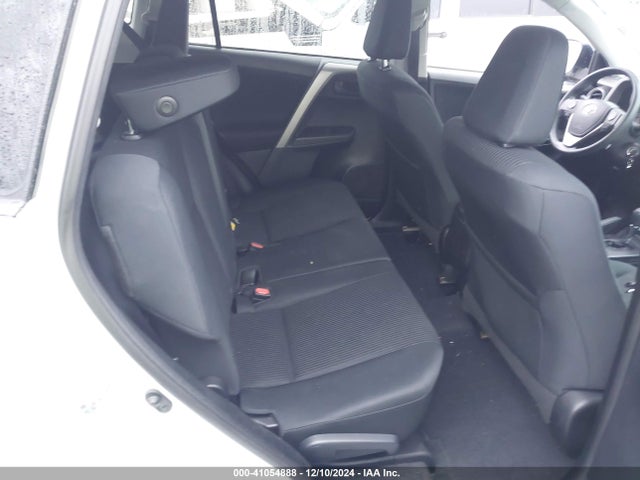 2T3BFREV8GW492928 Toyota RAV4 LE