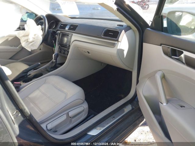 1VWDT7A38HC082562 Volkswagen Passat 1.8t R-line