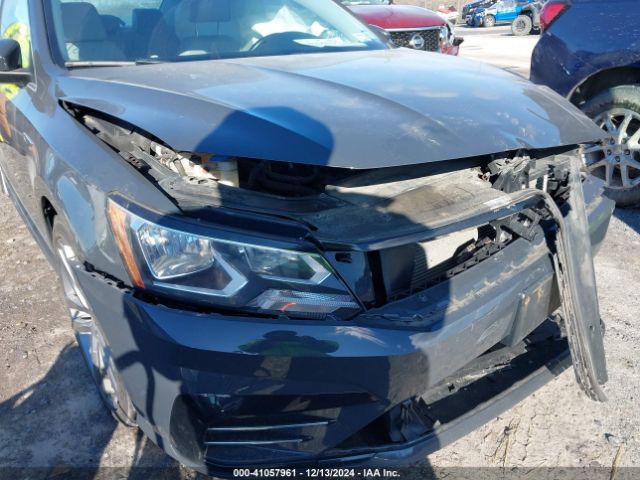 1VWDT7A38HC082562 Volkswagen Passat 1.8t R-line