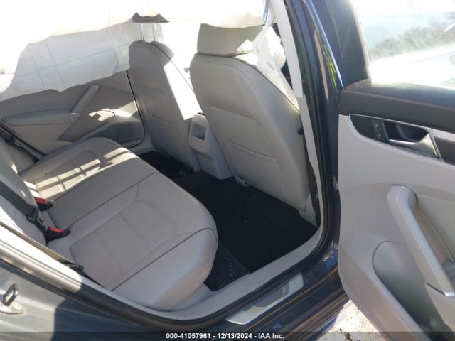 1VWDT7A38HC082562 Volkswagen Passat 1.8t R-line
