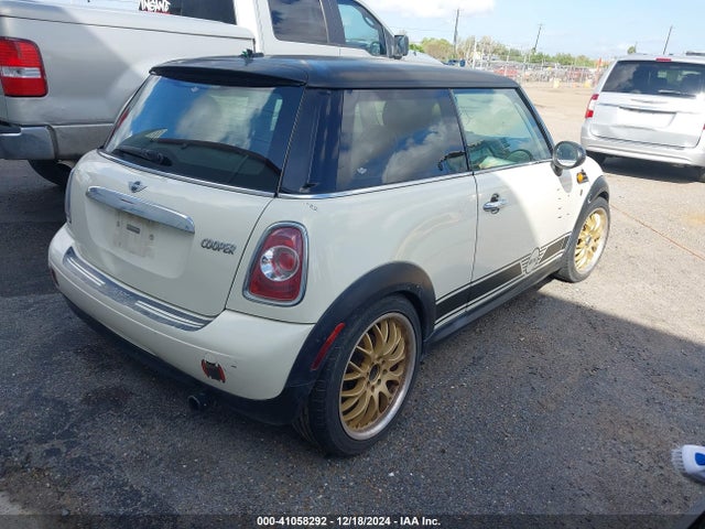 2011 MINI COOPER WMWSU3C5XBT098930 Photo 3